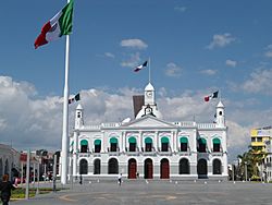 Archivo:Villahermosa.Palacio de Gobierno y bandera