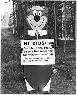 Archivo:Yogi Bear with "don't feed the bears" message - NARA - 286013