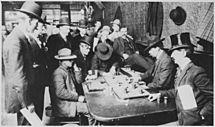 Archivo:"Orient Saloon at Bisbee, Arizona... Faro game in full blast. Recognized, Left to right-Tony Downs (standing with derby) - NARA - 530986