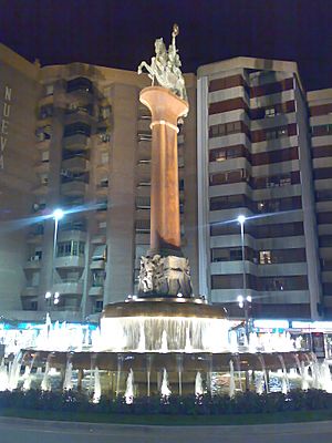 Archivo:Óvalo Santa Paula de noche (Lorca-Murcia 2008)