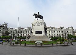 2017 Lima - Silueta de la escultura de la Plaza San Martín