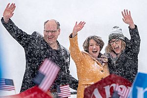 Archivo:Amy Klobuchar with her husband John and daughter Abigail at her side, waves to the crowd after announcing her bid for the presidency at Boom Island Park in Minneapolis, Minnesota (46330801274)