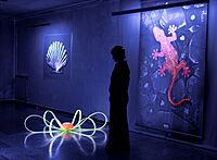 Archivo:Art exhibition under black light