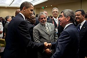 Archivo:Barack Obama at Summit of the Americas opening reception 4-17-09