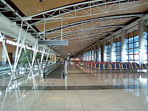 Archivo:Barajas terminal 1 interior 2008