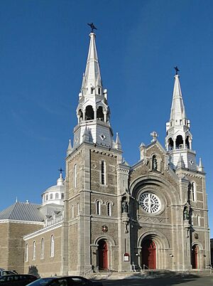 Archivo:Basilique Sainte-Anne de Varennes