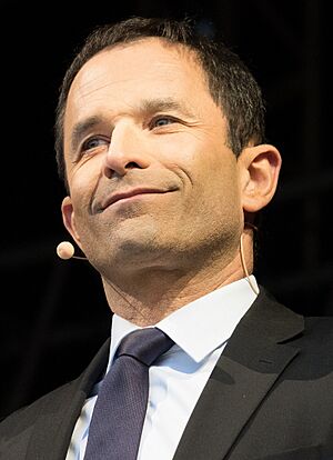 Archivo:Benoît Hamon place de République plan serré (cropped)