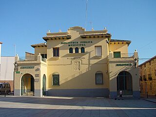 Biblioteca pública municipal de Villa del Prado.jpg