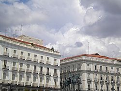 Archivo:Buildings in Puerta del Sol in Madrid