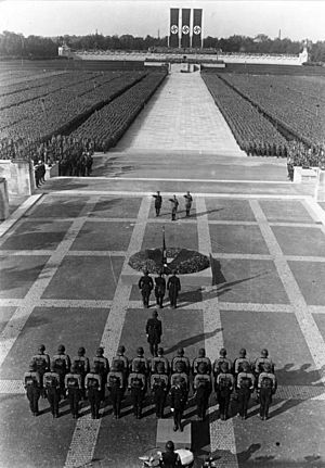 Archivo:Bundesarchiv Bild 102-04062A, Nürnberg, Reichsparteitag, SA- und SS-Appell
