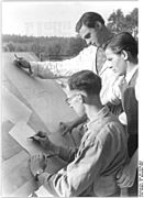 Bundesarchiv Bild 183-16229-0001, Architekt mit Student an Plänen arbeitend