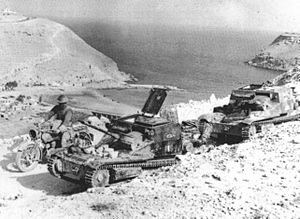 Archivo:Captured L3 and L3 cc tankettes