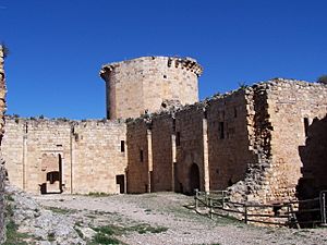Archivo:Castillo de Mesones, plaza de armas.