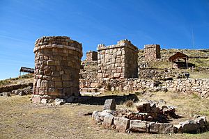 Archivo:Chullpas pre Incan burial towers Peru, near Lake Titicaca
