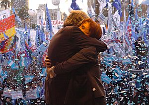 Archivo:Cristina Fernández junto a Néstor Kirchner en la Plaza de Mayo - Junio de 2008