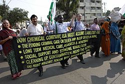 Archivo:Dow Chemical banner, Bhopal