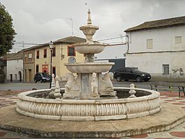 Fuente y plaza de la localidad.