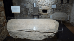 Archivo:Gravestones Museum of Jewish History Girona 2019