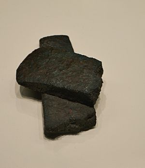 Archivo:Hacha de bronce fracturada. Neolítico Final-Calcolítico. Museo Arqueológico Nacional de España