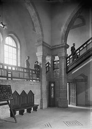 Archivo:Haifa, Technion, Stairway in front-door lobby (approximately 1920 to 1933) 030