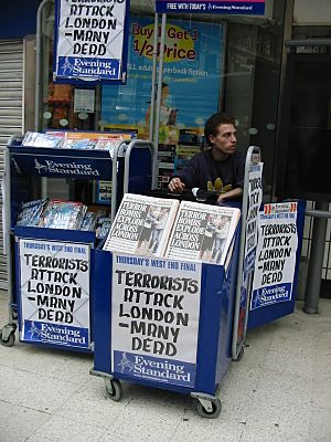 Archivo:Headlines london bombing 7 july 2005 Waterloo station