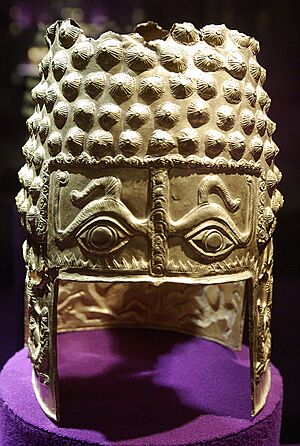 Archivo:Helmet of Cotofenesti - Front Large by Radu Oltean
