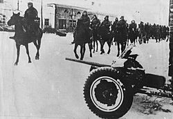 Archivo:Horsemen of 1st Guard Cavalry Corps entering Odoev