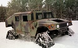 Archivo:Humvee equipped with four snow treads