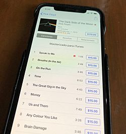 Archivo:ITunes Music Store in a mobile Phone