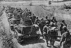 Archivo:Japanese tankettes with pioneer troops marching towards Wu-han, near Na-hsi
