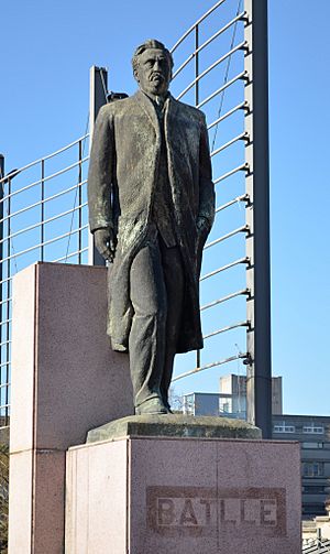 Archivo:José Batlle y Ordóñez - Estatua en Montevideo, Uruguay