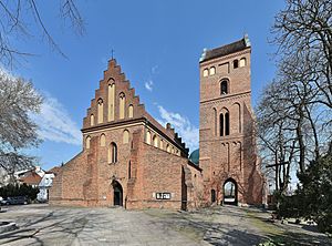 Archivo:Kościół Nawiedzenia Najświętszej Marii Panny w Warszawie 2017