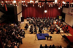 Archivo:Kosovo's Philharmonic Orchestra and conductor Claudio Buchler