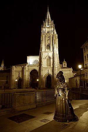 Archivo:La-Regenta-y-Catedral