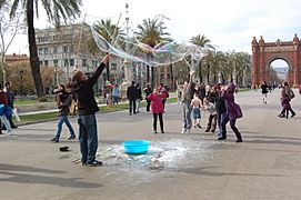 Making giant soap bublles in Barcelona March 2015 (6)