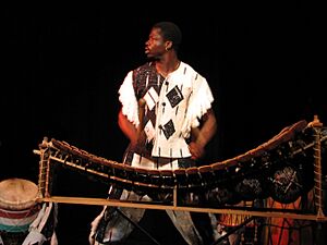 Archivo:Mamadou Diabate balafon player
