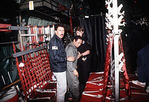 Archivo:Manuel Noriega with agents from the U.S. DEA