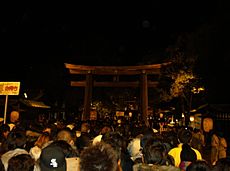 Archivo:Meiji Shrine Sando and Torii New Year Worship