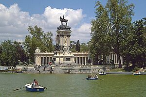Archivo:Monumento a Alfonso XII (Madrid) 01