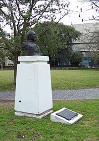 Archivo:Monumento al Coronel Francisco Bolognesi (Plaza Perú)