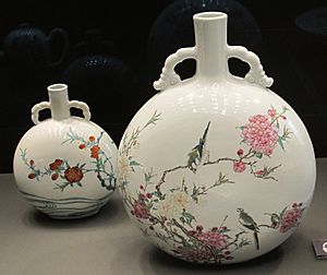 Archivo:Moon flasks. Famille rose. Qing 1723-35. Sir Percival David Collection, British Museum