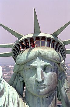 Archivo:Nancy Reagan reopens Statue of Liberty 1986