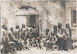 Archivo:Native American prisoners at the old Fort St. Augustine Florida 1875