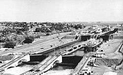 Archivo:Panama Canal Gatun Locks on 8 December 1966