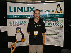 Archivo:Patrick Volkerding at Linuxworld 2000 in NewYork City