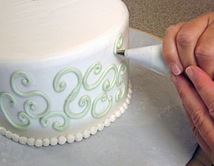 Archivo:Piping buttercream onto cake