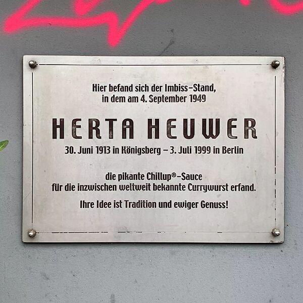 Plaque-commémorative-en-l’honneur-de-Herta-Heuwer