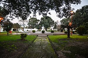 Archivo:Plaza principal Grutly (Santa Fe) 2
