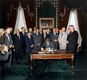 Archivo:President Kennedy signs Nuclear Test Ban Treaty, 07 October 1963
