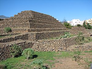 Archivo:Pyramiden Guimar1
